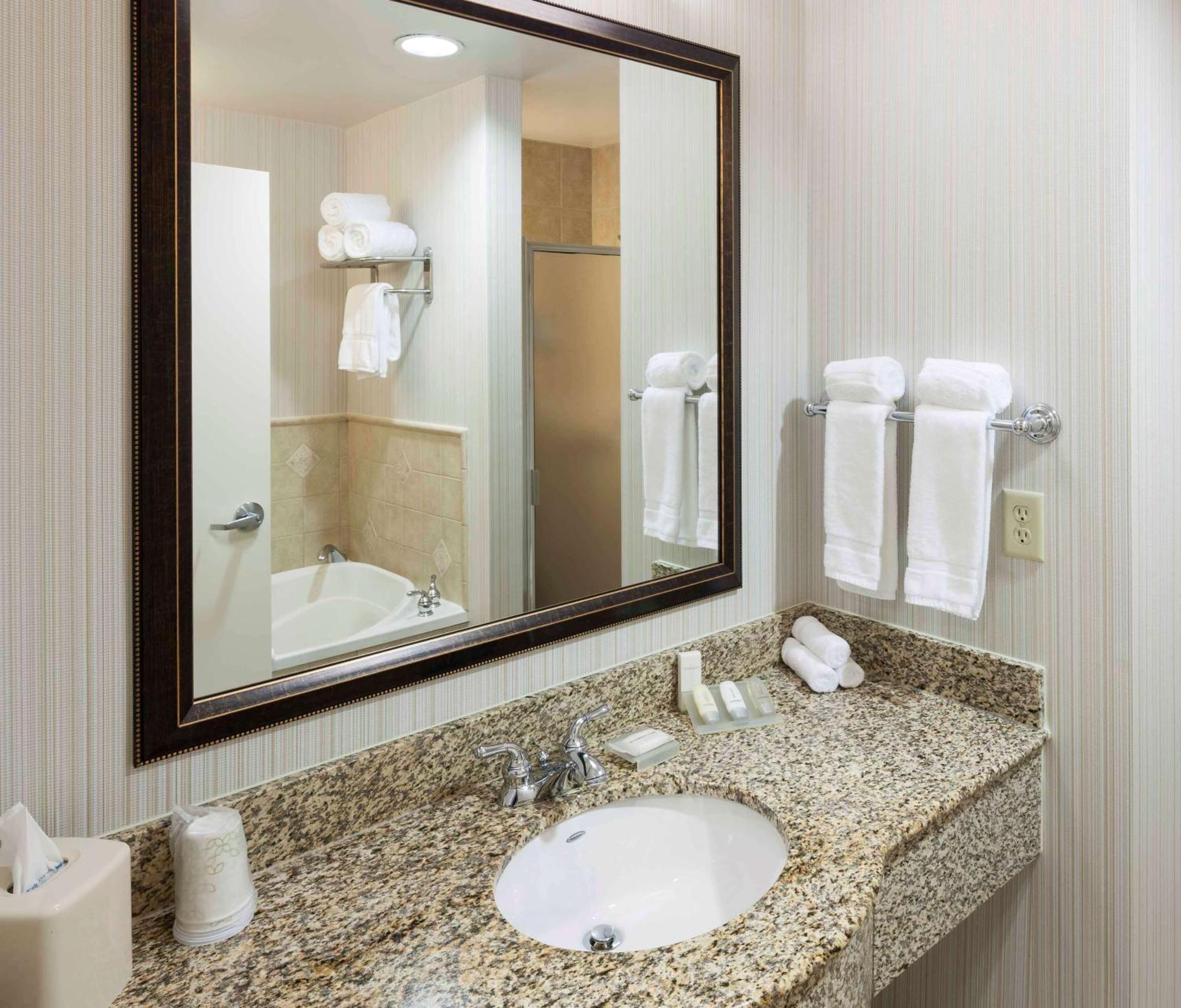 Hilton Garden Inn Dallas Льюисвилл Экстерьер фото